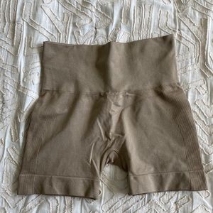 SET ACTIVE Sculptflex Bike Shorts in Taupe